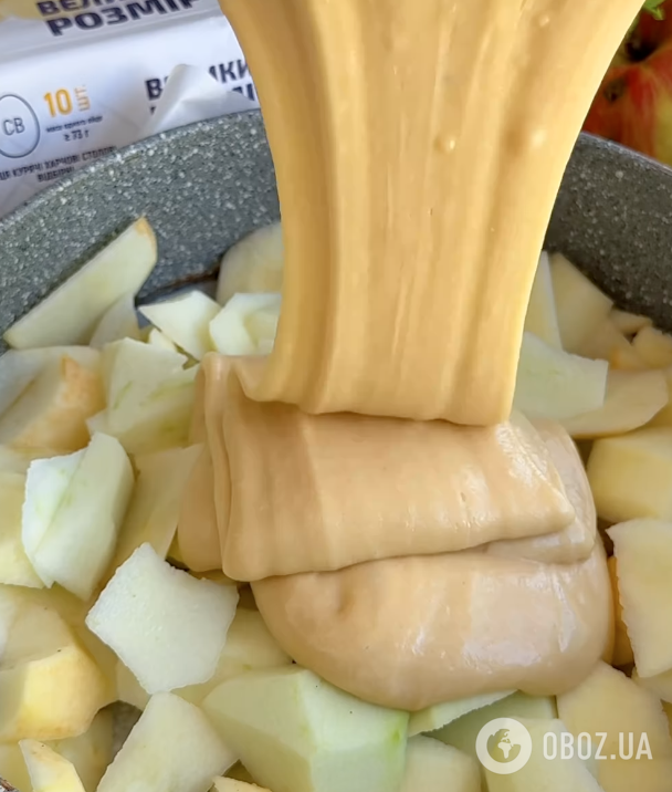 Яблучна "Шарлотка" по-новому: ділимося рецептом найсмачнішої домашньої випічки