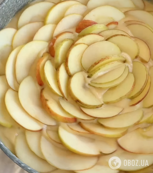 Яблучна "Шарлотка" по-новому: ділимося рецептом найсмачнішої домашньої випічки