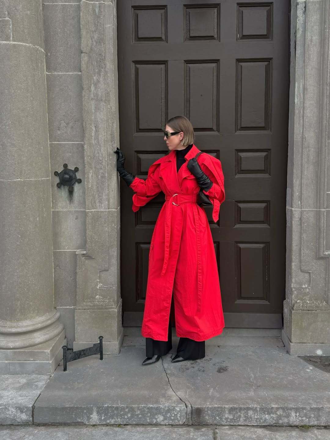 Забудьте о черном и бежевом: 5 ярких цветов пальто, которые сейчас в моде