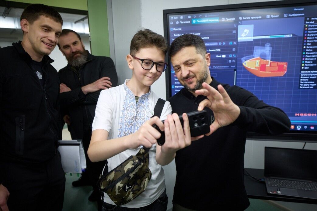 Есть медицинский кабинет, буфет и спортивный уголок: Зеленский в Запорожье пообщался с учениками в школе-укрытии. Фото и видео