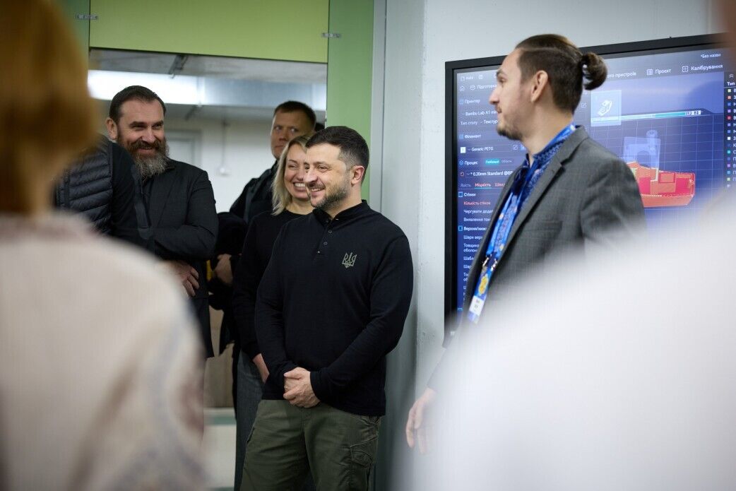 Есть медицинский кабинет, буфет и спортивный уголок: Зеленский в Запорожье пообщался с учениками в школе-укрытии. Фото и видео