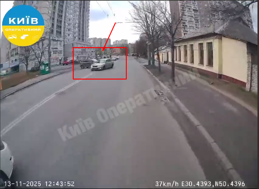 В Киеве легковушка после столкновения с другим авто выехала на тротуар и протаранила МАФ. Фото и видео