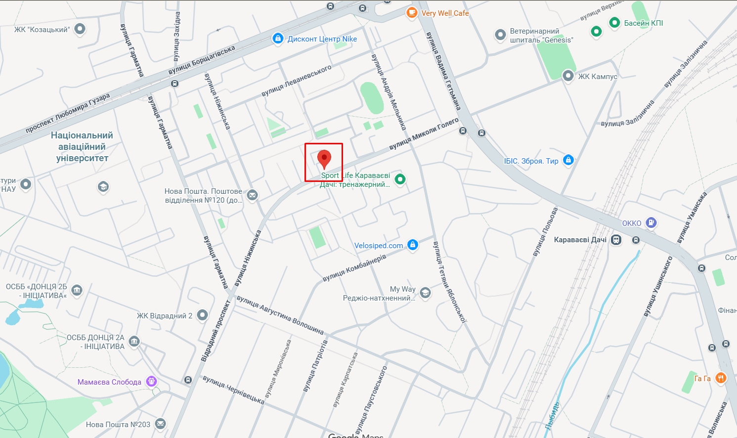 В Киеве легковушка после столкновения с другим авто выехала на тротуар и протаранила МАФ. Фото и видео