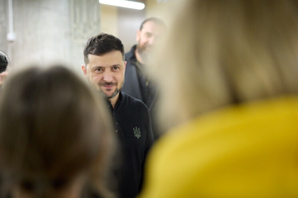 Есть медицинский кабинет, буфет и спортивный уголок: Зеленский в Запорожье пообщался с учениками в школе-укрытии. Фото и видео