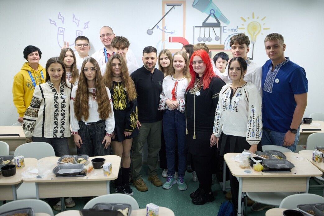 Есть медицинский кабинет, буфет и спортивный уголок: Зеленский в Запорожье пообщался с учениками в школе-укрытии. Фото и видео