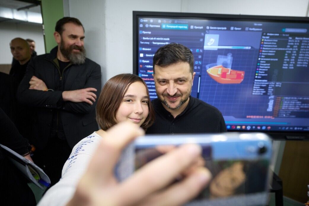 Есть медицинский кабинет, буфет и спортивный уголок: Зеленский в Запорожье пообщался с учениками в школе-укрытии. Фото и видео