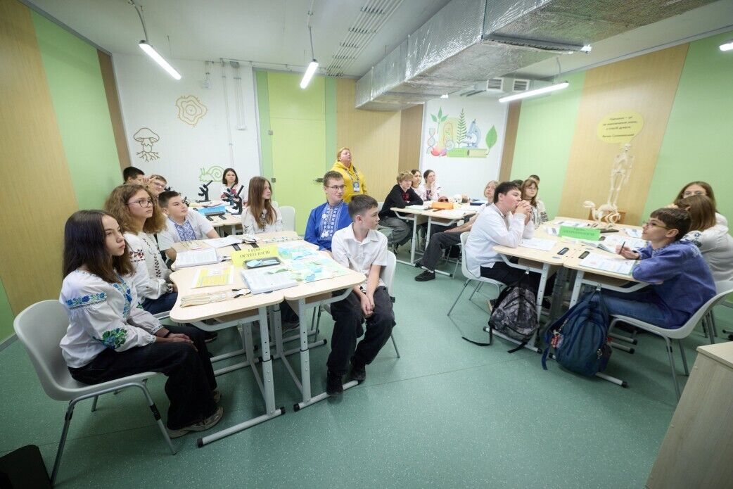 Есть медицинский кабинет, буфет и спортивный уголок: Зеленский в Запорожье пообщался с учениками в школе-укрытии. Фото и видео