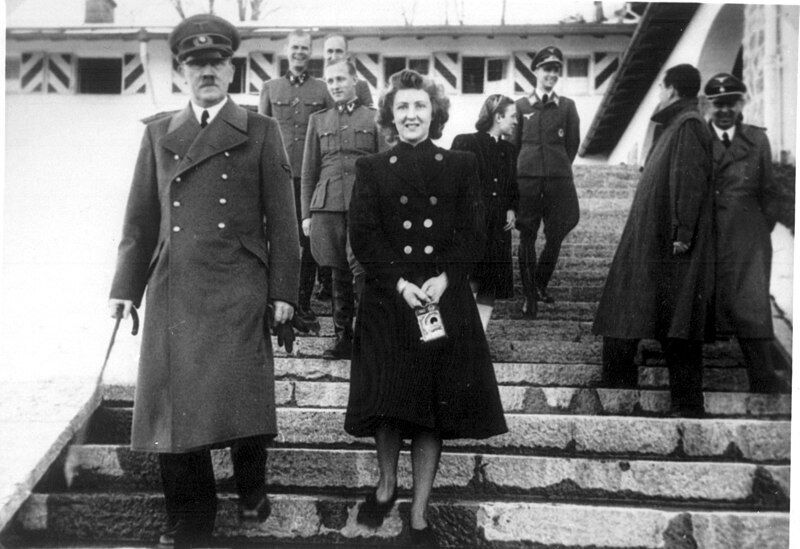 С таким отправляли в газовую камеру: ученые обнаружили в ДНК Гитлера генетическую болезнь