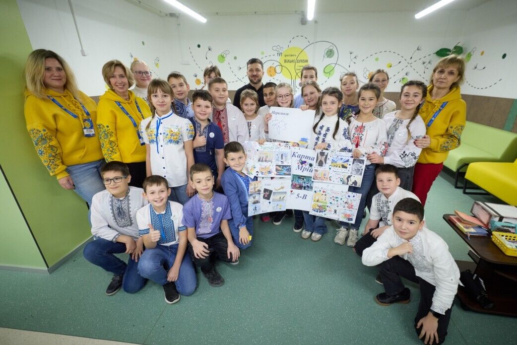 Есть медицинский кабинет, буфет и спортивный уголок: Зеленский в Запорожье пообщался с учениками в школе-укрытии. Фото и видео