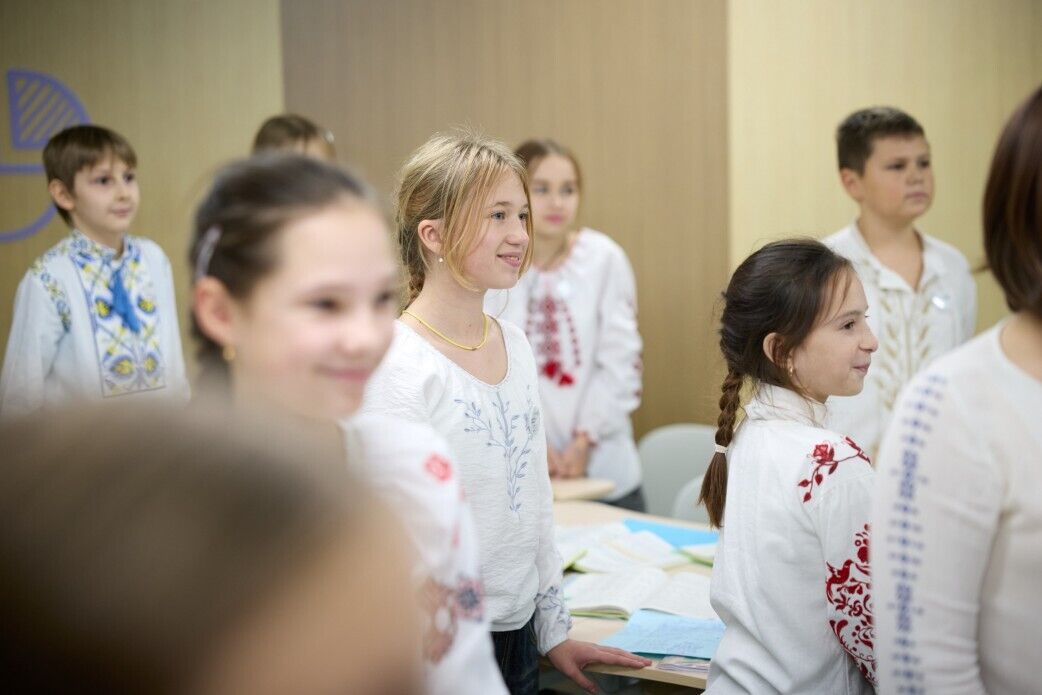 Есть медицинский кабинет, буфет и спортивный уголок: Зеленский в Запорожье пообщался с учениками в школе-укрытии. Фото и видео