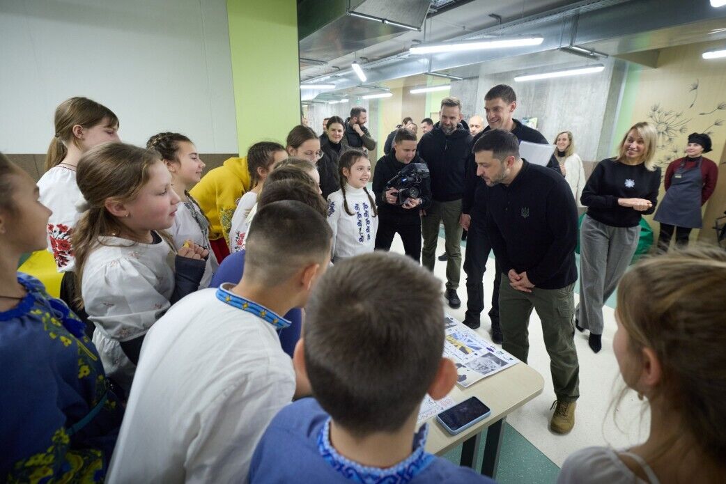 Есть медицинский кабинет, буфет и спортивный уголок: Зеленский в Запорожье пообщался с учениками в школе-укрытии. Фото и видео