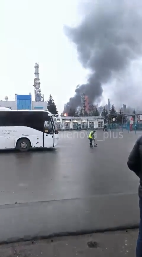 В Нижнекамске в РФ горит нефтехимический комбинат: взорвалась одна из установок первичной переработки нефти. Фото и видео