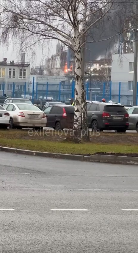 В Нижнекамске в РФ горит нефтехимический комбинат: взорвалась одна из установок первичной переработки нефти. Фото и видео