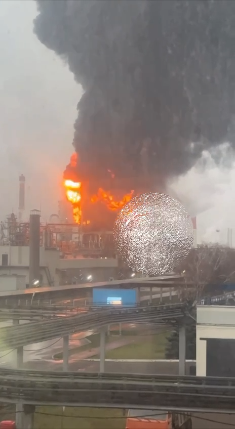 В Нижнекамске в РФ горит нефтехимический комбинат: взорвалась одна из установок первичной переработки нефти. Фото и видео