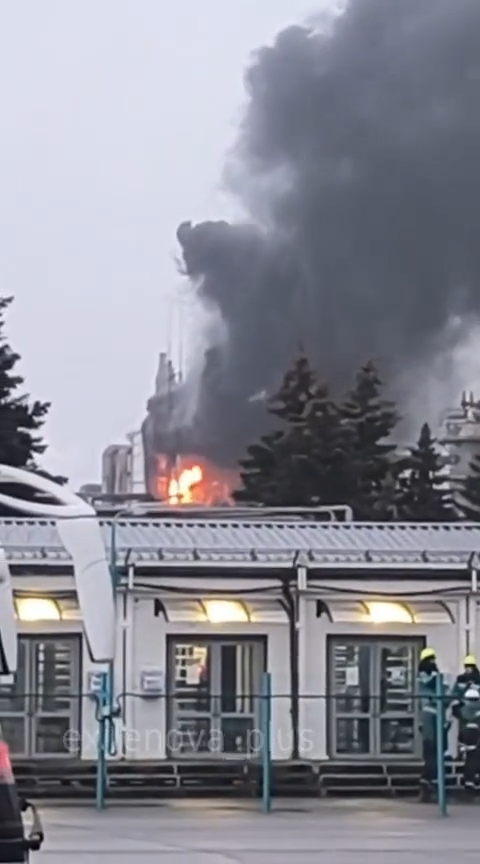 В Нижнекамске в РФ горит нефтехимический комбинат: взорвалась одна из установок первичной переработки нефти. Фото и видео