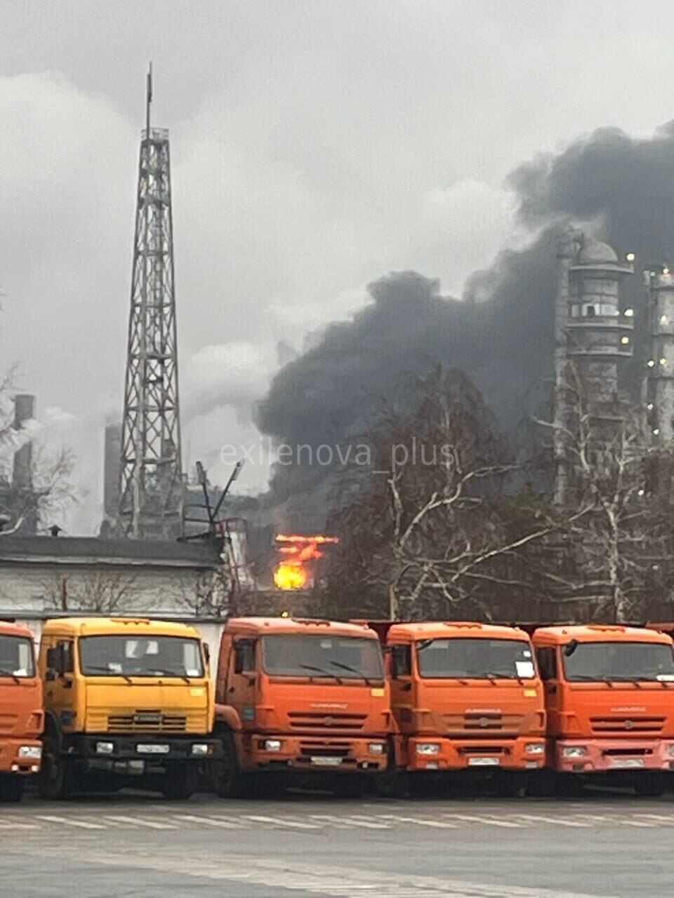 В Нижнекамске в РФ горит нефтехимический комбинат: взорвалась одна из установок первичной переработки нефти. Фото и видео