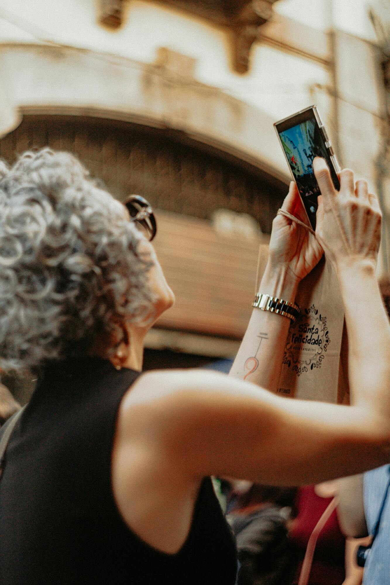 Без визита к парикмахеру: как быстро замаскировать седину