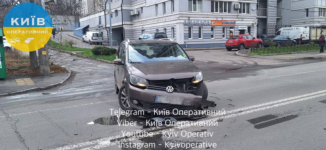 В Киеве легковушка после столкновения с другим авто выехала на тротуар и протаранила МАФ. Фото и видео