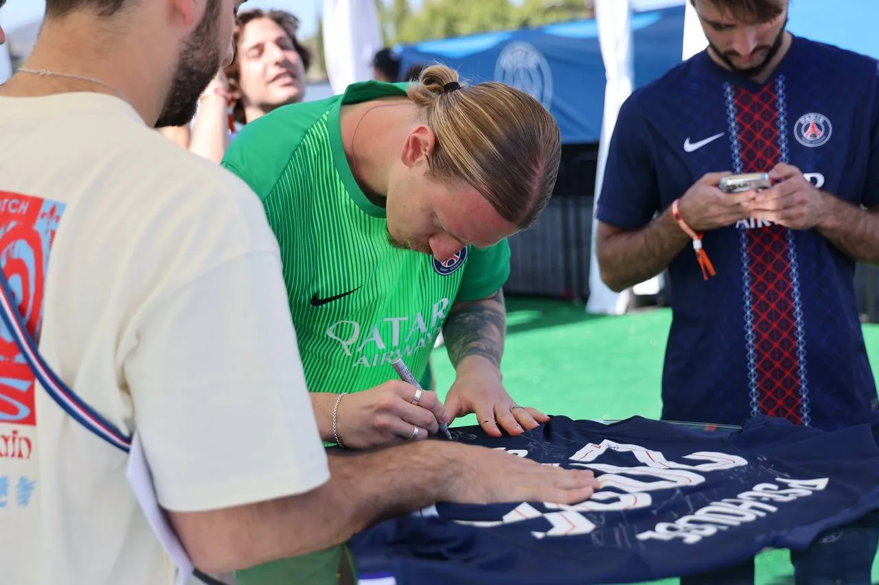 На камеру потрапило справжнє ставлення Забарного до Сафонова в ПСЖ, спровокувавши скандал. Відео