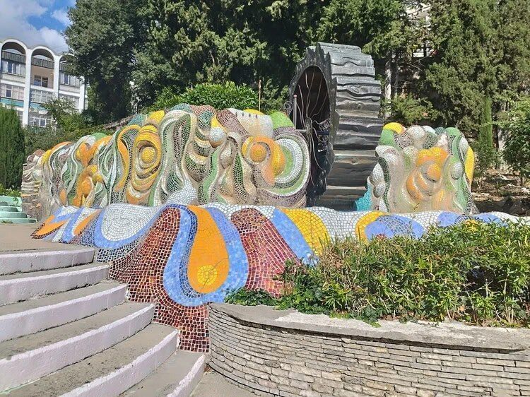 Оккупанты в Крыму снесли уникальный мозаичный комплекс на территории бывшего санатория "Мисхор". Фото