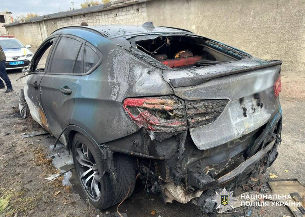 В Киеве задержали юношу, который поджег автомобили возле АЗС по заказу спецслужб РФ. Подробности и фото