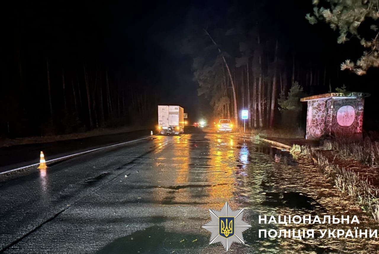 Під Києвом вантажне авто збило на смерть жінку. Подробиці ДТП та фото