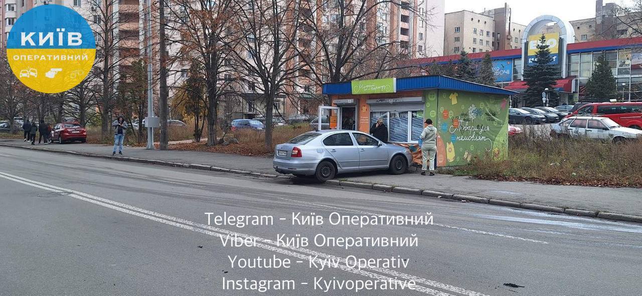 В Киеве легковушка после столкновения с другим авто выехала на тротуар и протаранила МАФ. Фото и видео