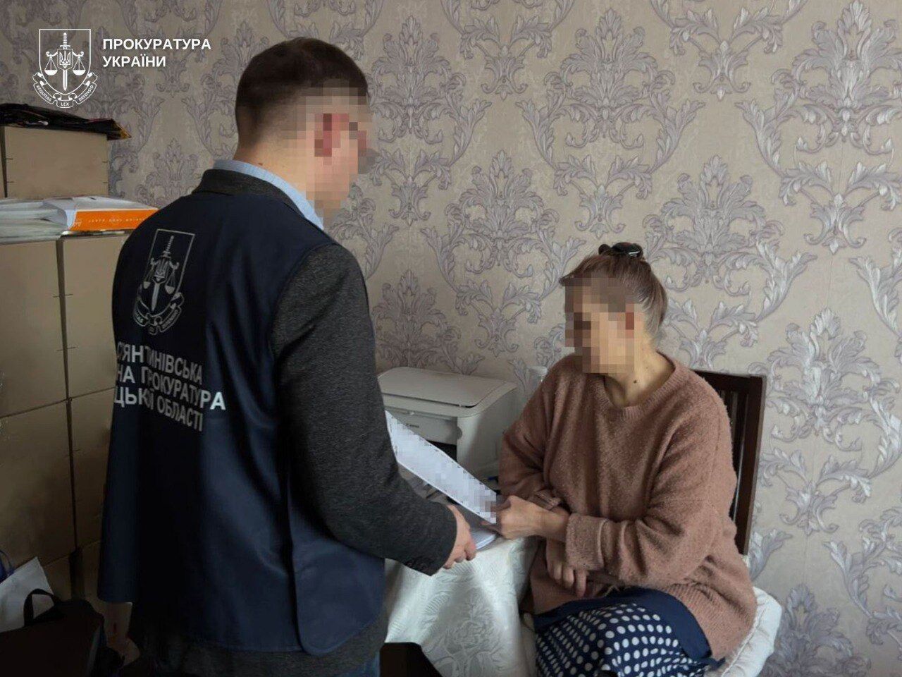 На Донеччині мати 18 років зберігала тіло померлої доньки у квартирі, їй повідомлено про підозру: деталі справи