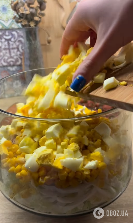 Швидкий салат з пекінською капустою для святкового столу: виручить, коли гості на порозі