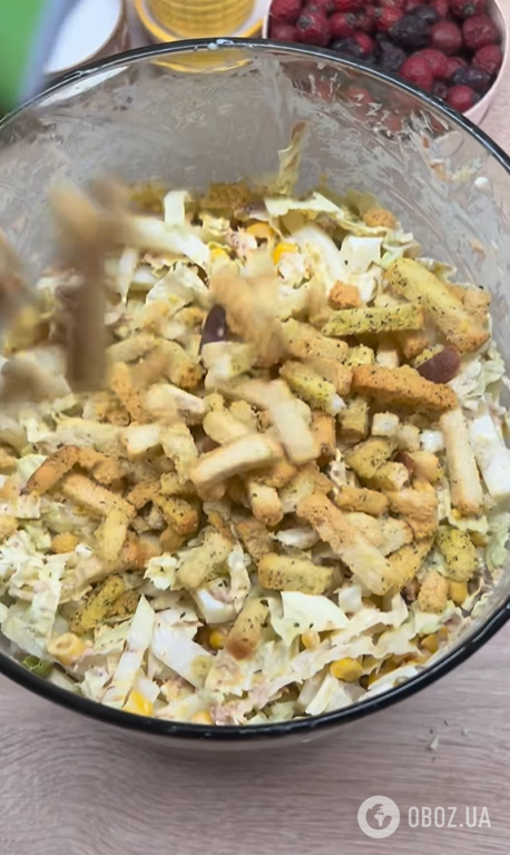 Швидкий салат з пекінською капустою для святкового столу: виручить, коли гості на порозі