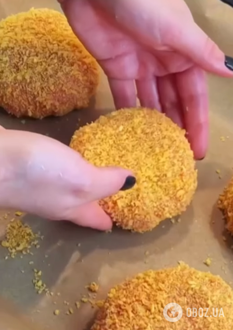 Як приготувати соковиті котлети на обід: рецепт з грибами і твердим сиром