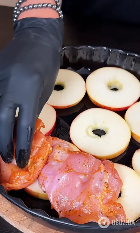 Соковита курка з яблуками та ананасами: ділимось секретами приготування ідеального м'яса