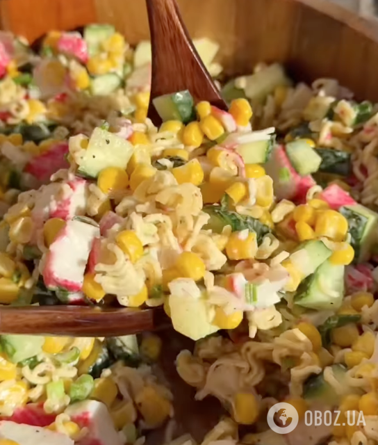 Крабовый салат с необычным ингредиентом для новогоднего стола: делимся легким рецептом