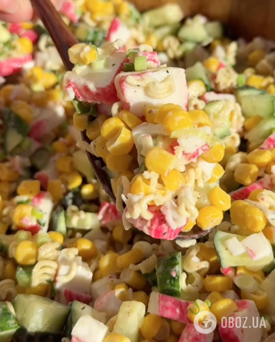 Крабовый салат с необычным ингредиентом для новогоднего стола: делимся легким рецептом