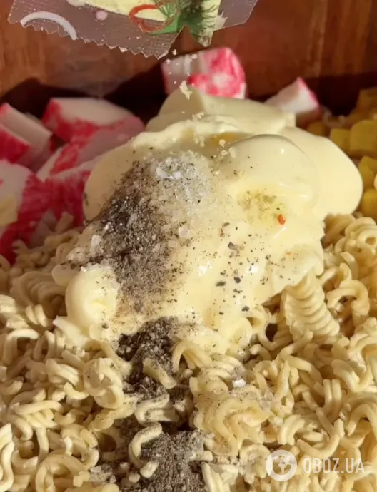 Крабовый салат с необычным ингредиентом для новогоднего стола: делимся легким рецептом