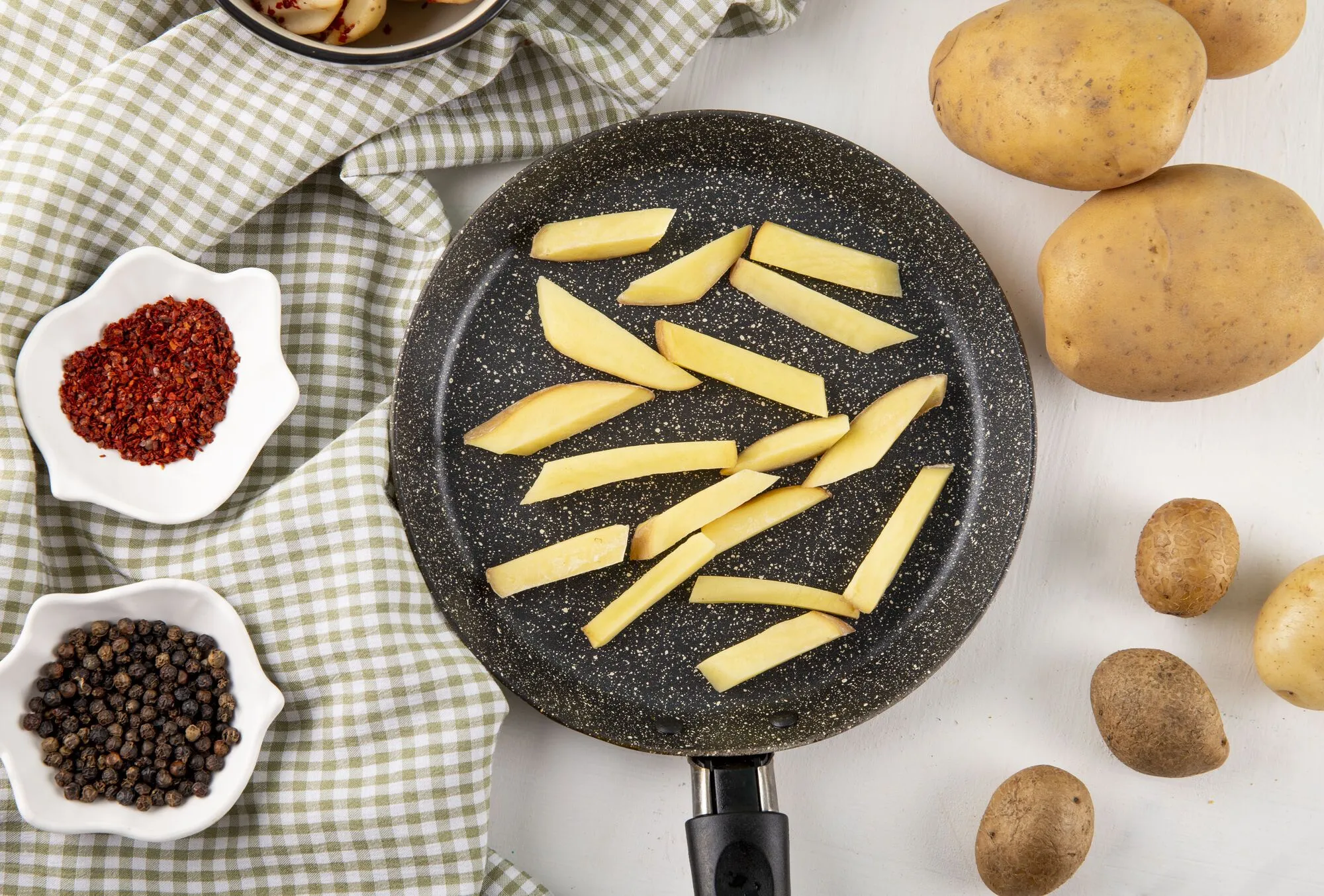 Смажена картопля пригорає і стає мʼякою: названі головні помилки з приготування