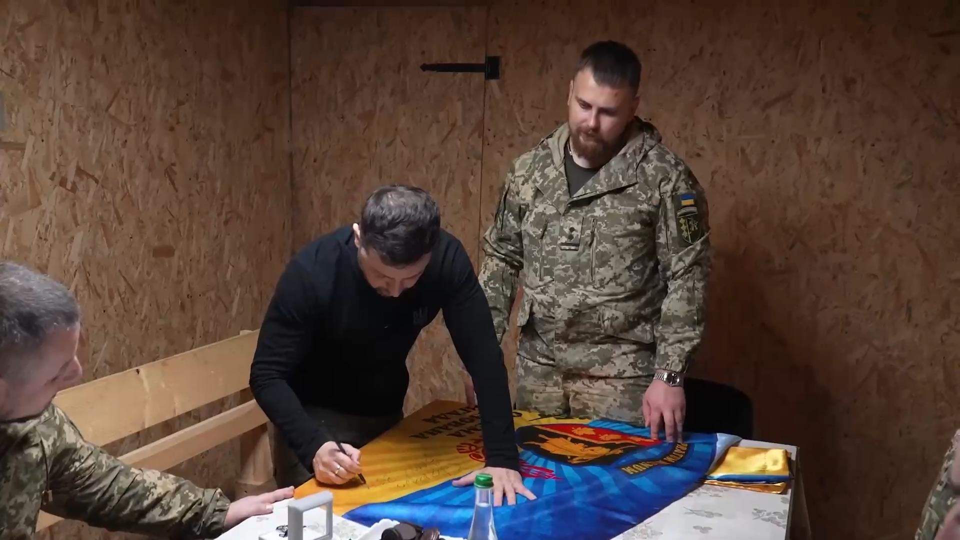 "Много важных вопросов обсудили": Зеленский приехал на фронт на Запорожье и вручил награды украинским воинам. Видео