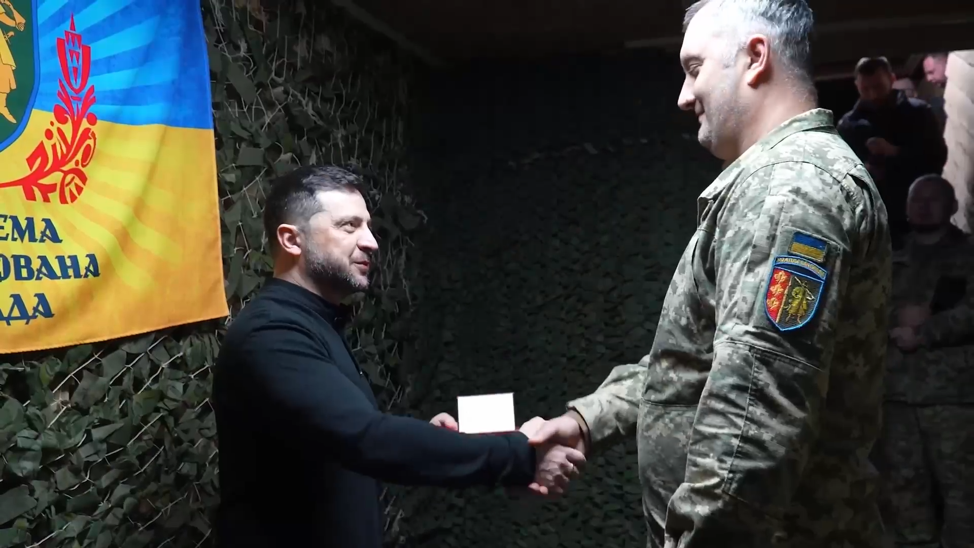 "Много важных вопросов обсудили": Зеленский приехал на фронт на Запорожье и вручил награды украинским воинам. Видео