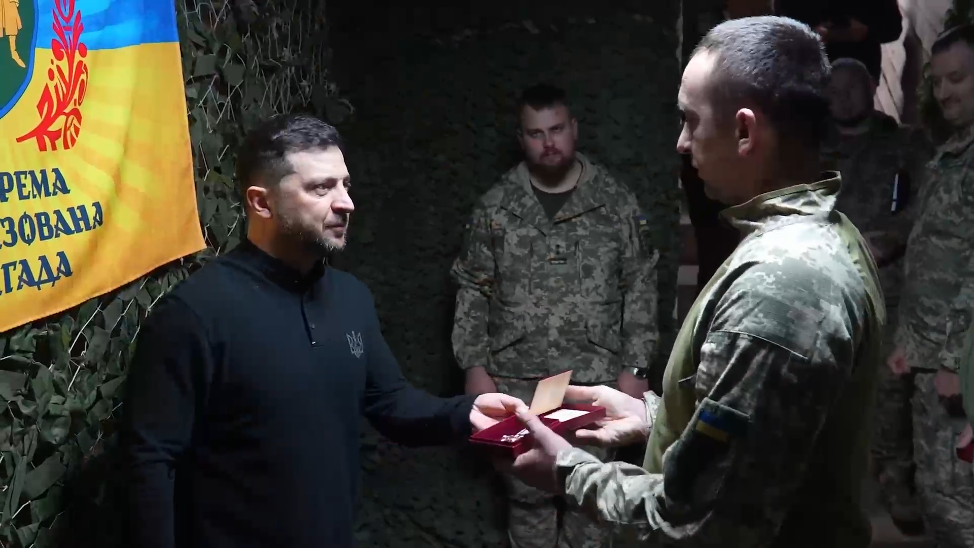 "Много важных вопросов обсудили": Зеленский приехал на фронт на Запорожье и вручил награды украинским воинам. Видео