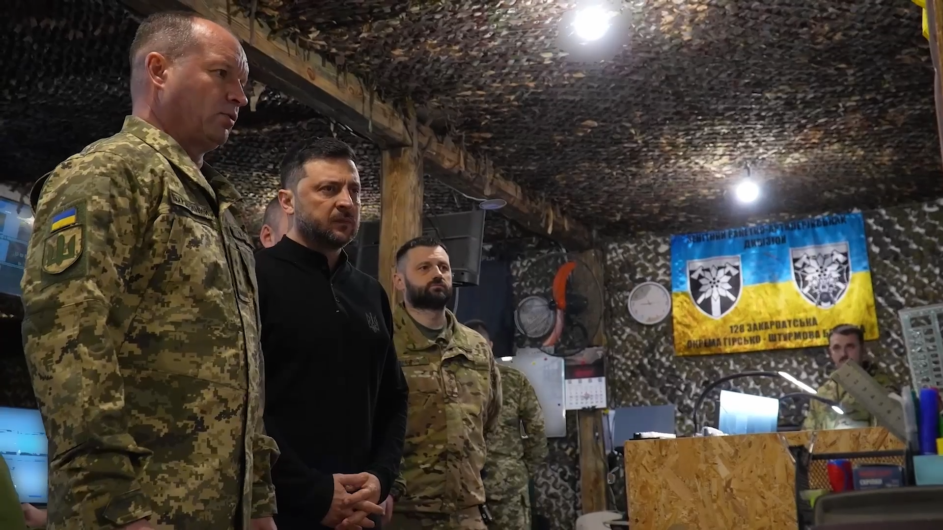 "Много важных вопросов обсудили": Зеленский приехал на фронт на Запорожье и вручил награды украинским воинам. Видео