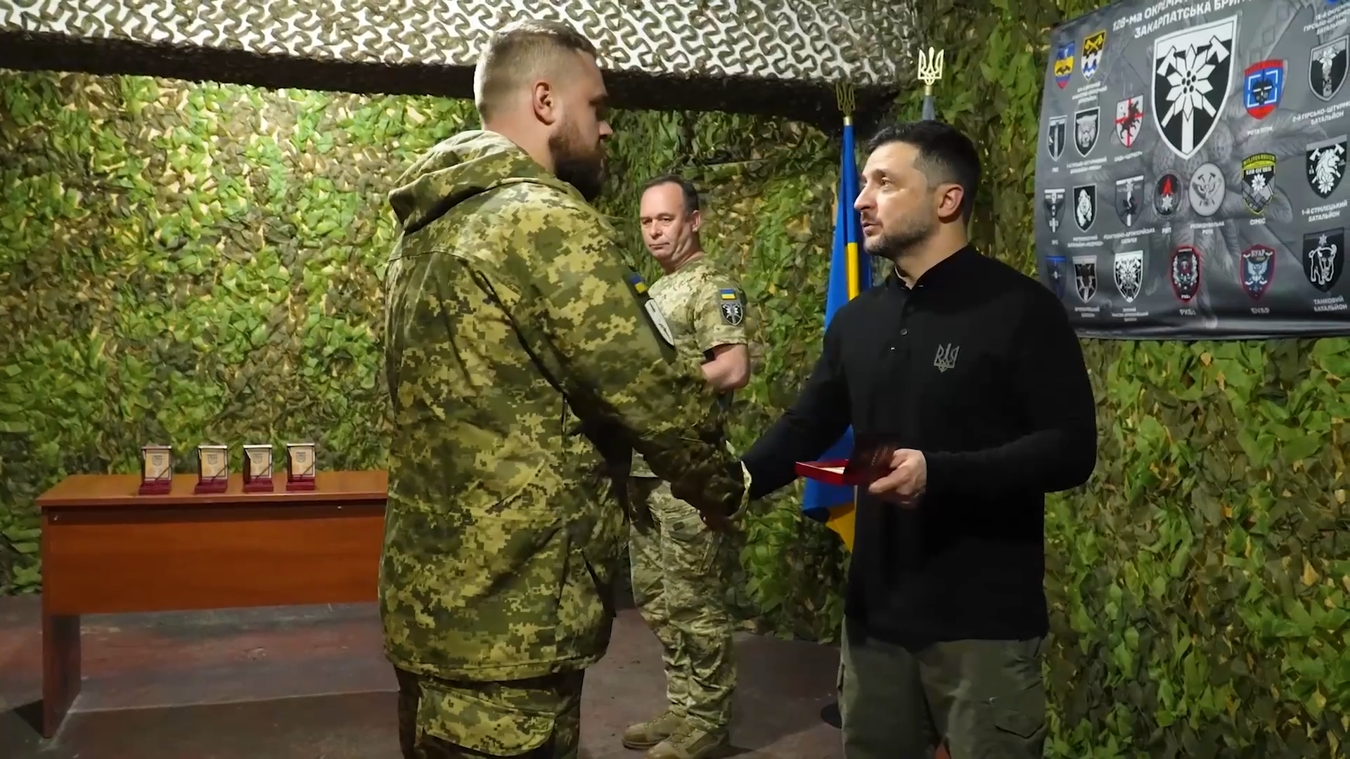 "Много важных вопросов обсудили": Зеленский приехал на фронт на Запорожье и вручил награды украинским воинам. Видео