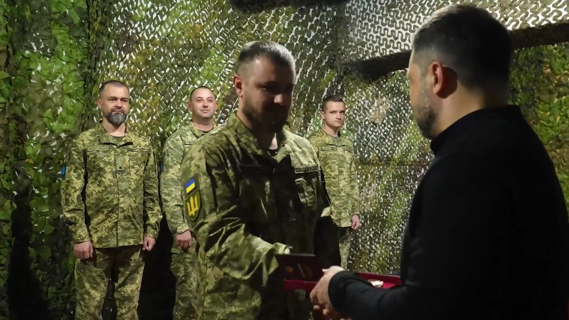 "Много важных вопросов обсудили": Зеленский приехал на фронт на Запорожье и вручил награды украинским воинам. Видео