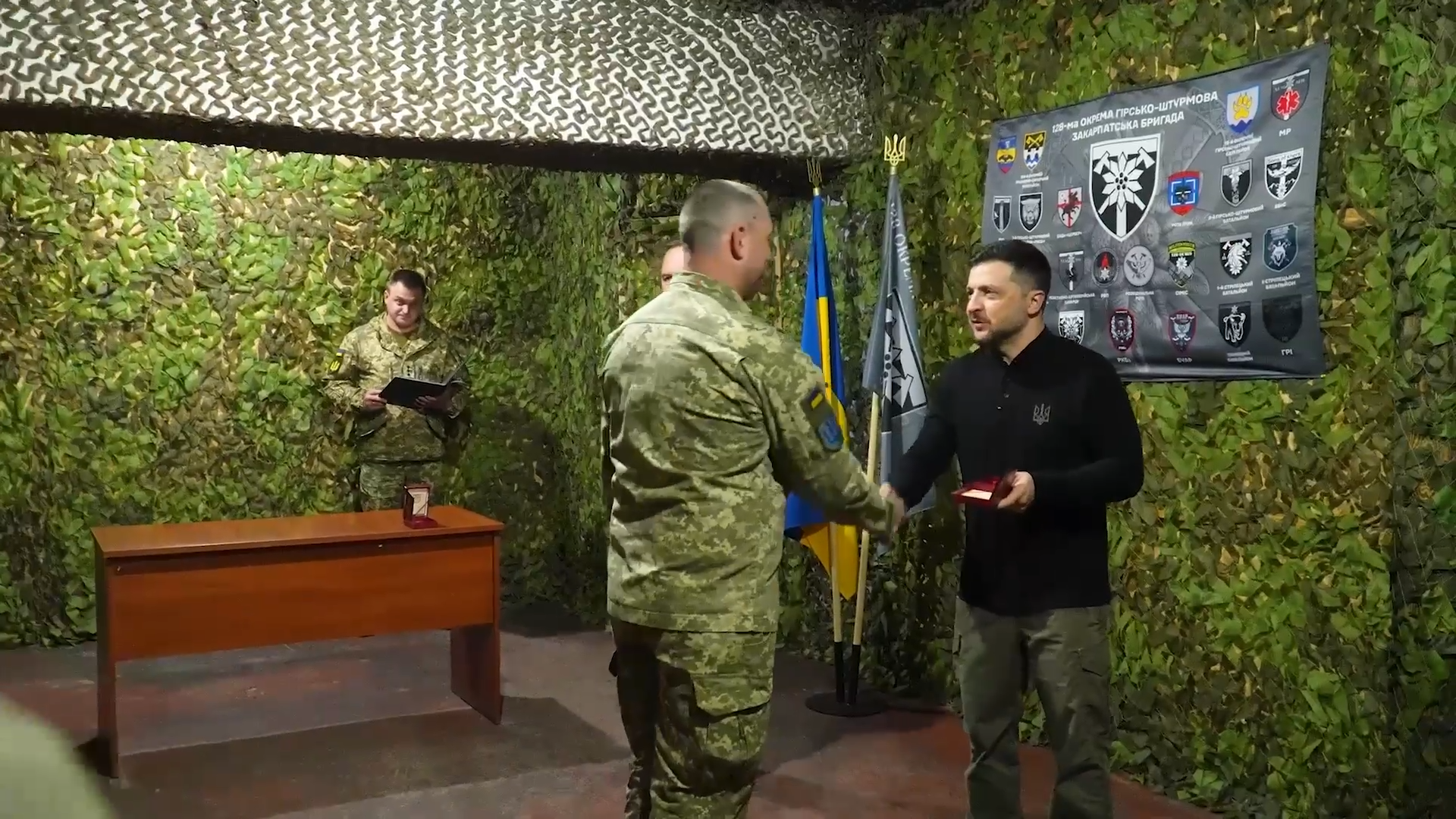 "Много важных вопросов обсудили": Зеленский приехал на фронт на Запорожье и вручил награды украинским воинам. Видео