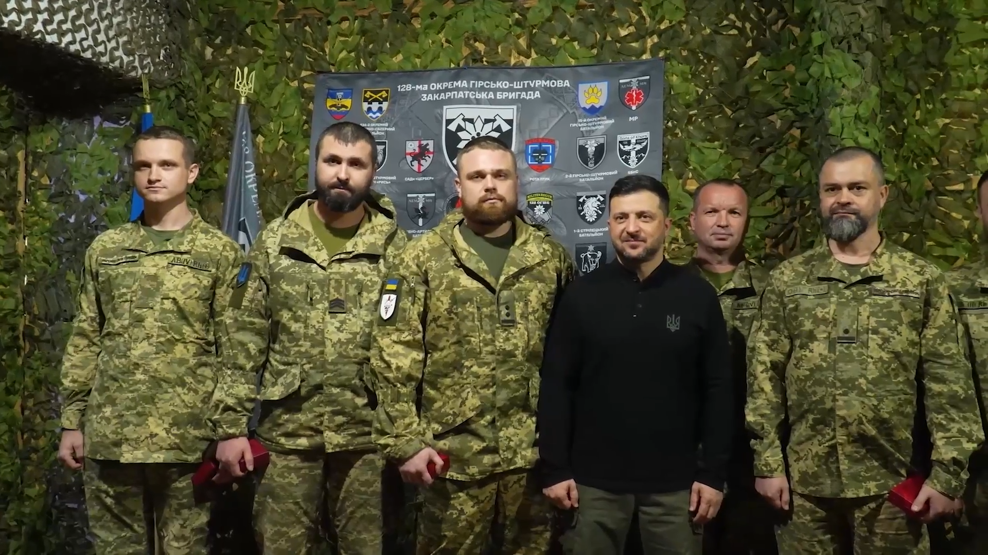 "Много важных вопросов обсудили": Зеленский приехал на фронт на Запорожье и вручил награды украинским воинам. Видео