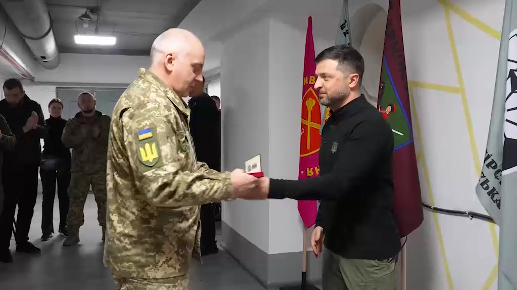 "Много важных вопросов обсудили": Зеленский приехал на фронт на Запорожье и вручил награды украинским воинам. Видео