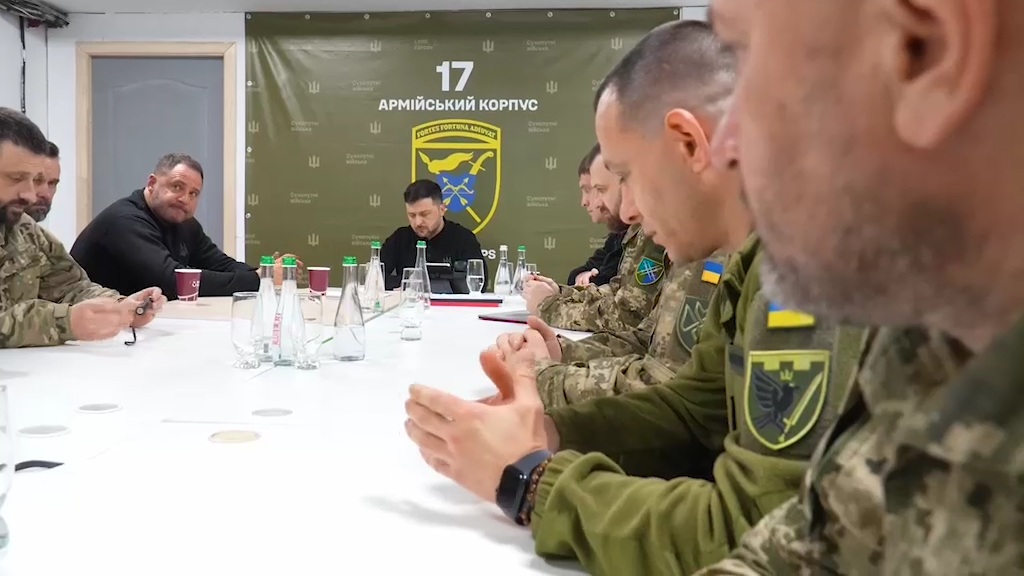 "Много важных вопросов обсудили": Зеленский приехал на фронт на Запорожье и вручил награды украинским воинам. Видео