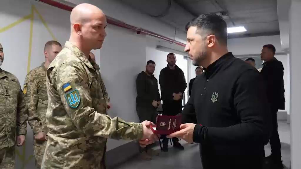 "Много важных вопросов обсудили": Зеленский приехал на фронт на Запорожье и вручил награды украинским воинам. Видео