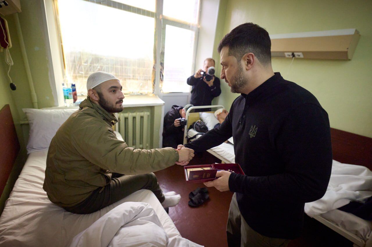 "Много важных вопросов обсудили": Зеленский приехал на фронт на Запорожье и вручил награды украинским воинам. Видео