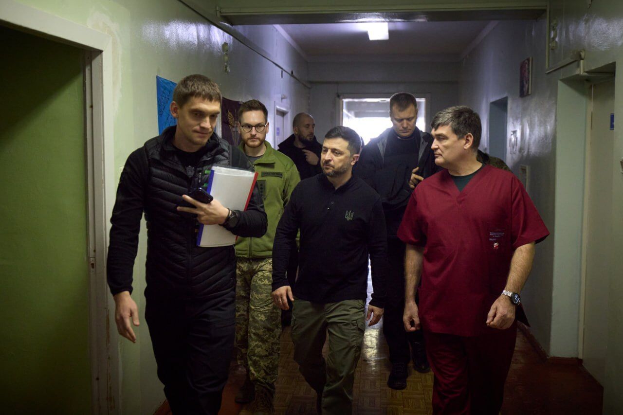 "Много важных вопросов обсудили": Зеленский приехал на фронт на Запорожье и вручил награды украинским воинам. Видео