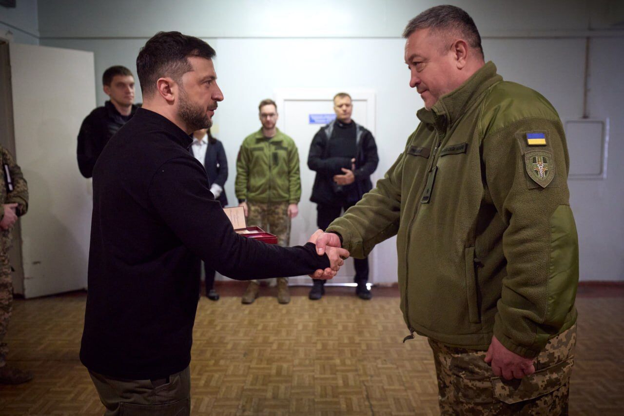 "Много важных вопросов обсудили": Зеленский приехал на фронт на Запорожье и вручил награды украинским воинам. Видео